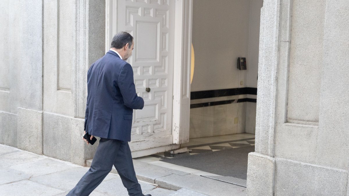 Ábalos llega al Supremo solo sin saber si dormirá en la cárcel y al grito de "putero"