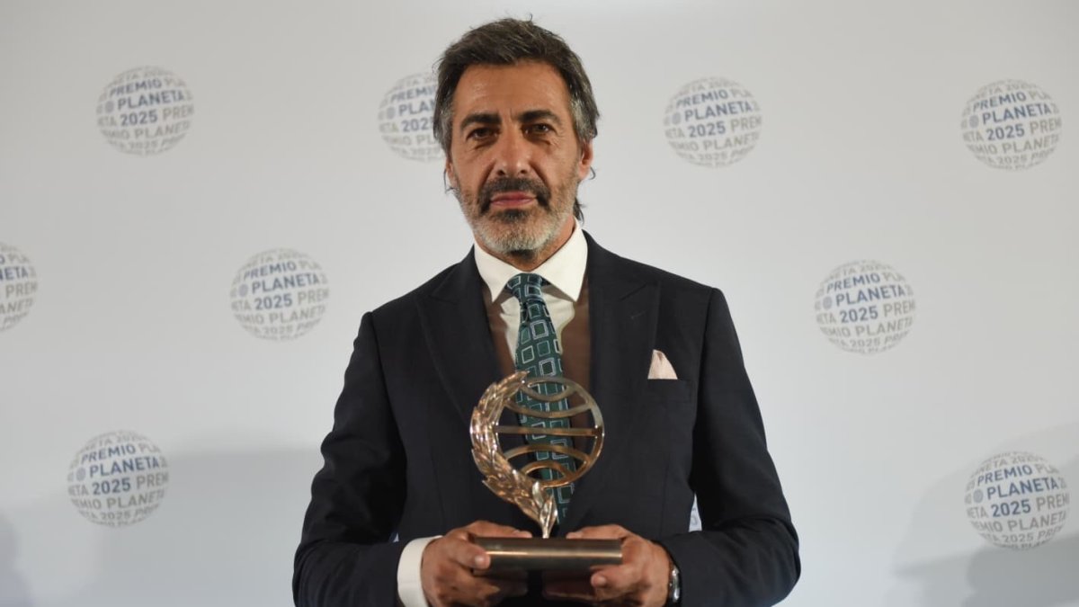Juan del Val gana el Planeta 2025 con 'Vera': "Escribimos para la gente, no les faltemos el respeto"