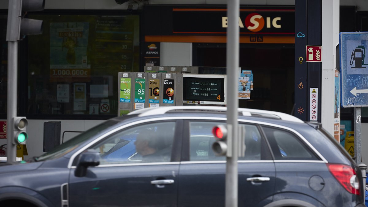 Los carburantes se abaratan un 0,5% esta semana y caen a niveles de junio