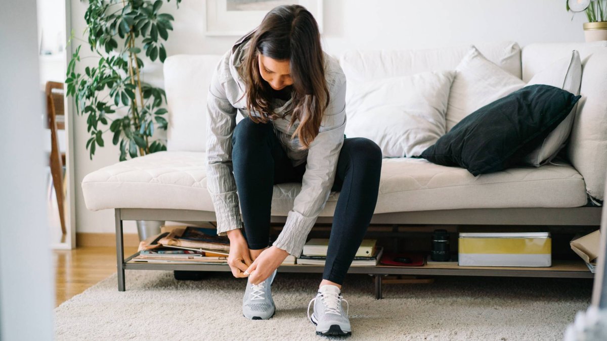 El truco para atarte las zapatillas según tu pie que los podólogos no te habían contado (y que cambia todo)