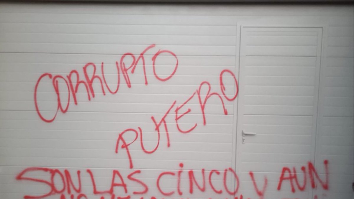 EN DIRECTO | "Corrupto, putero..." y una frase que recuerda a Sánchez: Ábalos denuncia pintadas en su casa