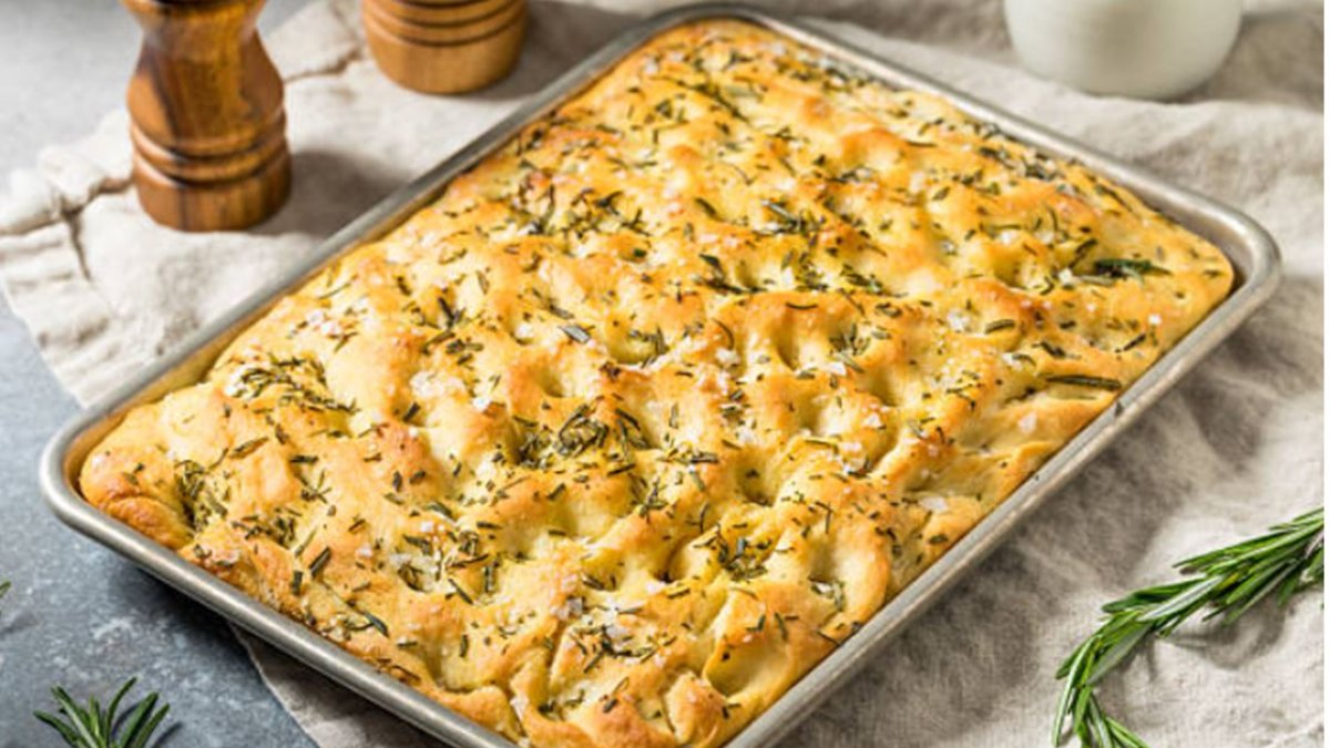 Focaccia italiana receta tradicional paso a paso (con ajo, romero y aceite de oliva)