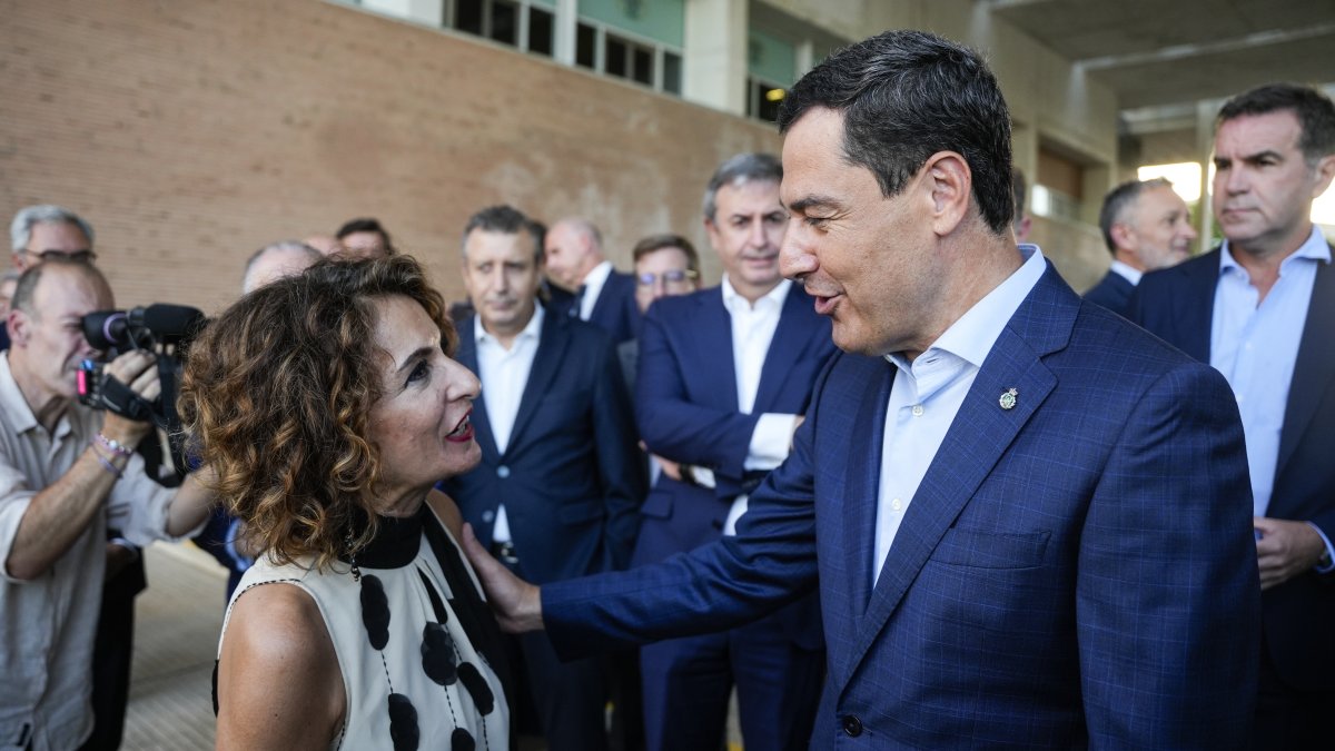 El PP de Moreno con opciones de renovar la mayoría absoluta frente al descalabro del PSOE de Montero