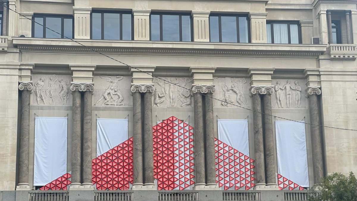 La asegurada Allianz protagoniza una original campaña en Madrid: transforma el fin de los triángulos de emergencia en una obra de arte