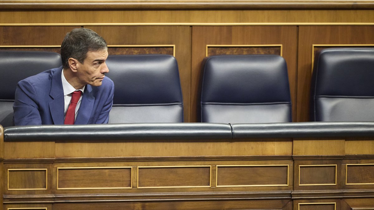 Sánchez cercado por la 'Caja B' del PSOE: el gerente irá ante el juez por los pagos a Ábalos y Koldo