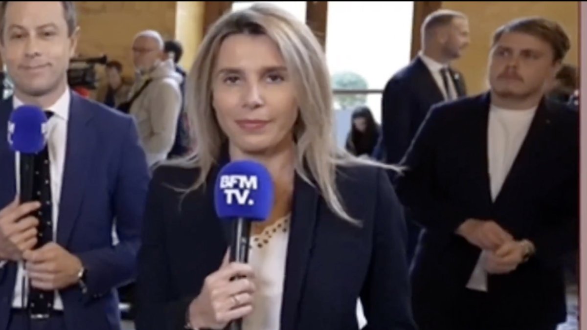 Pillan a un diputado del Podemos francés quitándose el Rólex para salir en la TV a criticar a los ricos