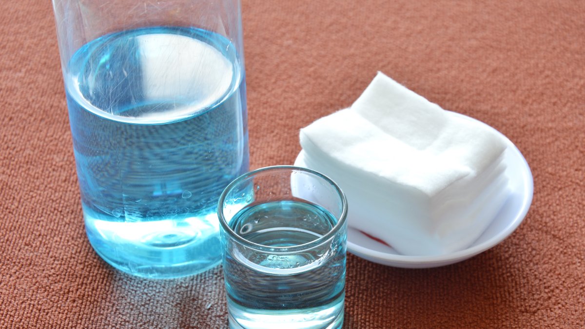 Agua oxigenada: el truco con bicarbonato que arrasa en redes y deja el hogar como nuevo