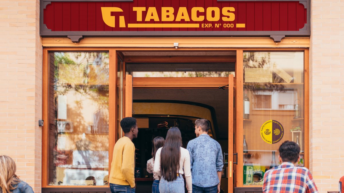 Correos Express y la Unión de Estanqueros se alían para ampliar la red 'Punto Correos'.
REMITIDA / HANDOUT por CORREOS EXPRESS Y UNIÓN DE ESTANQUEROS DE ESPAÑA
22/10/2025