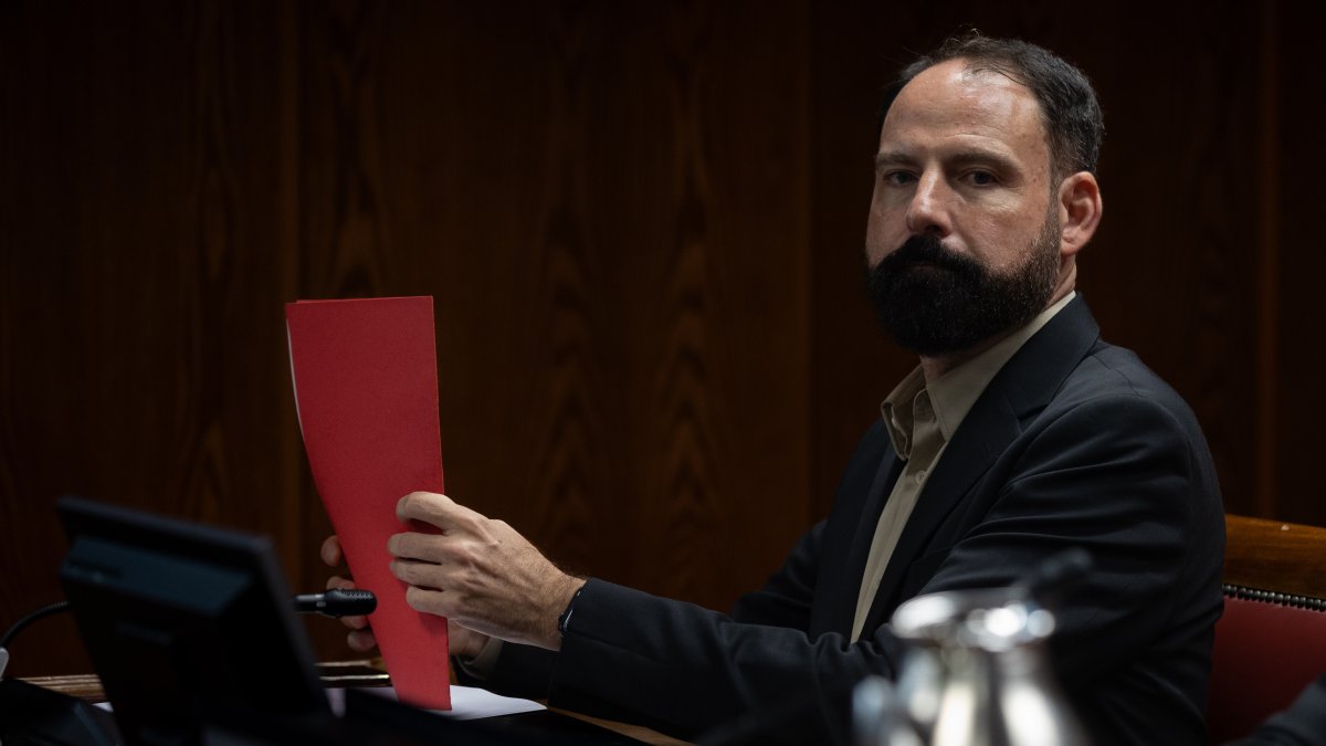 El gerente de Sánchez protege a sus jefes con el silencio: se niega a responder en la Comisión de Investigación