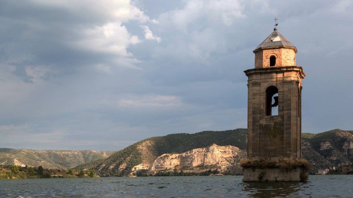 La torre de la iglesia del antiguo Fayón es el elemento más emblemático que emerge del pueblo sumergido bajo el embalse, símbolo de una memoria que se resiste a desaparecer.