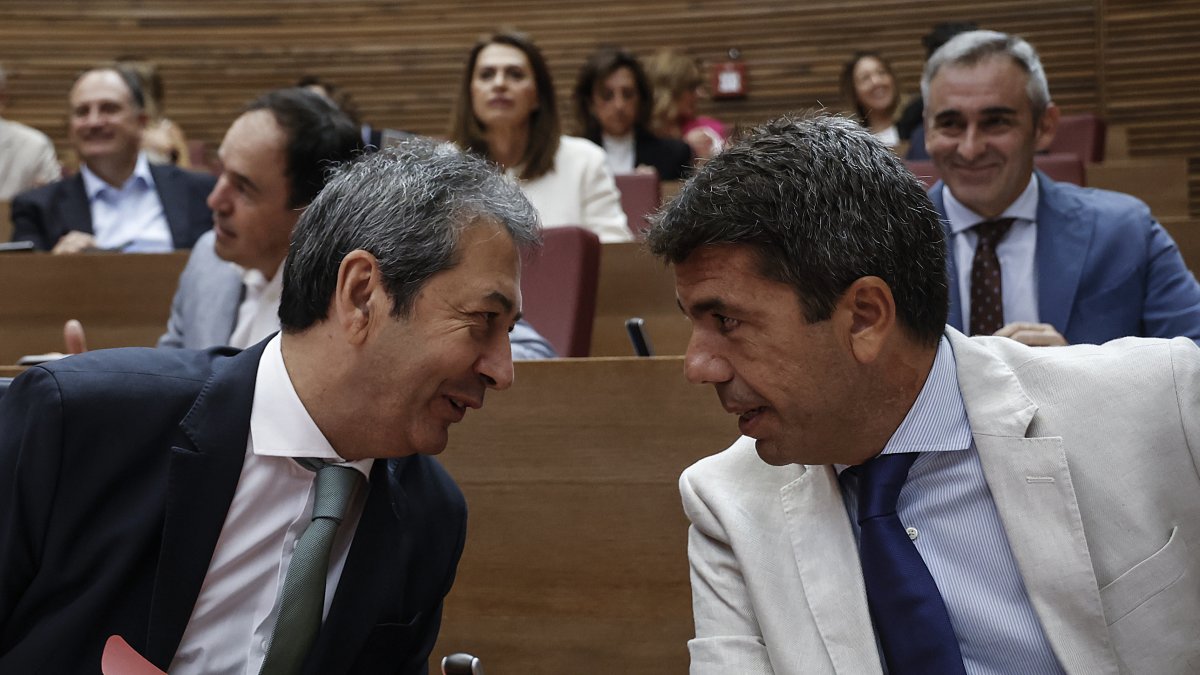 Vicente Barrera, cuando era vicepresidente del Consell, y el presidente, Carlos Mazón, en Les Corts, en una imagen de septiembre de 2023