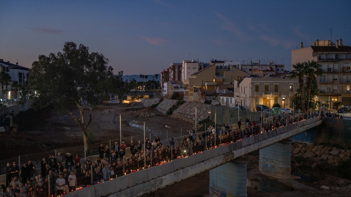 Decenas de personas encienden velas a lo largo de la rambla del Poyo