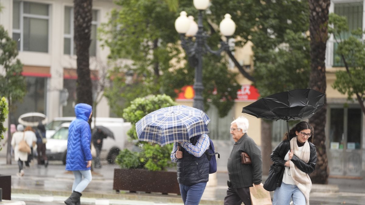 Imagen de personas con paraguas en Cádiz.