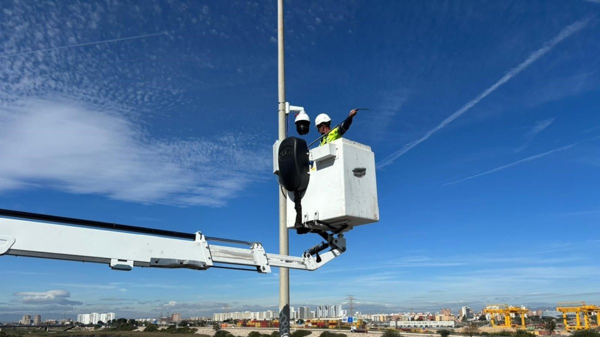 Imagen de la instalación de una de las cámaras de videovigilancia