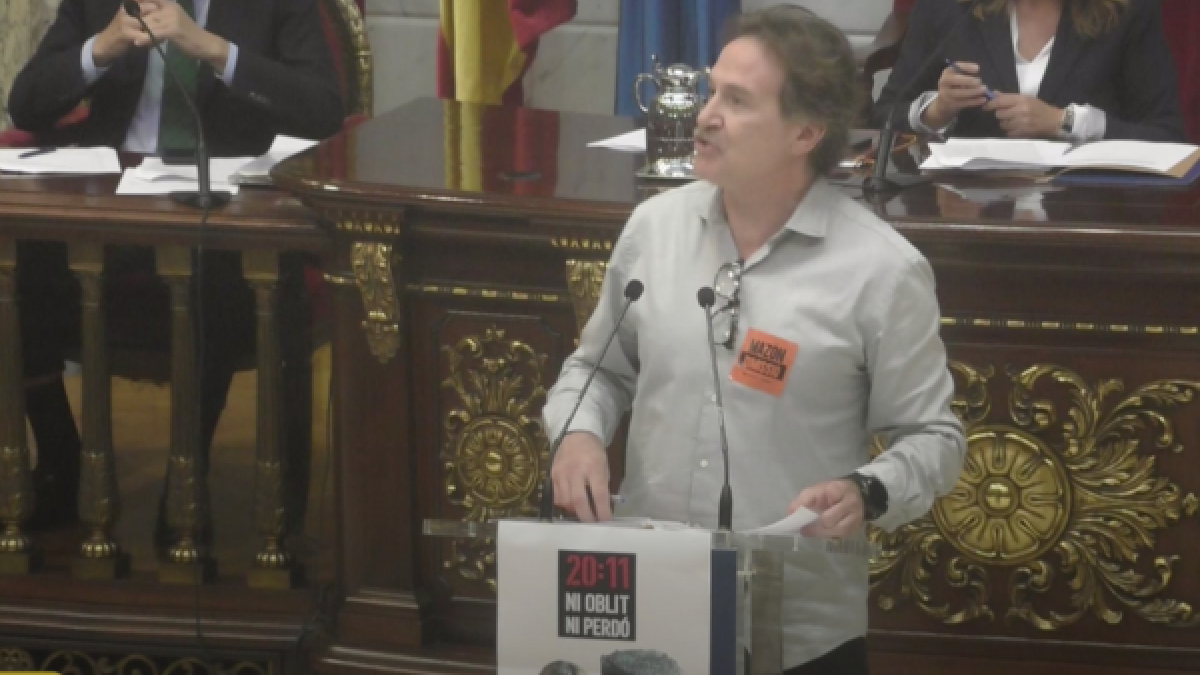 El concejal de Compromís, Giuseppe Grezzi, con el cartel de la discordia en el pleno.