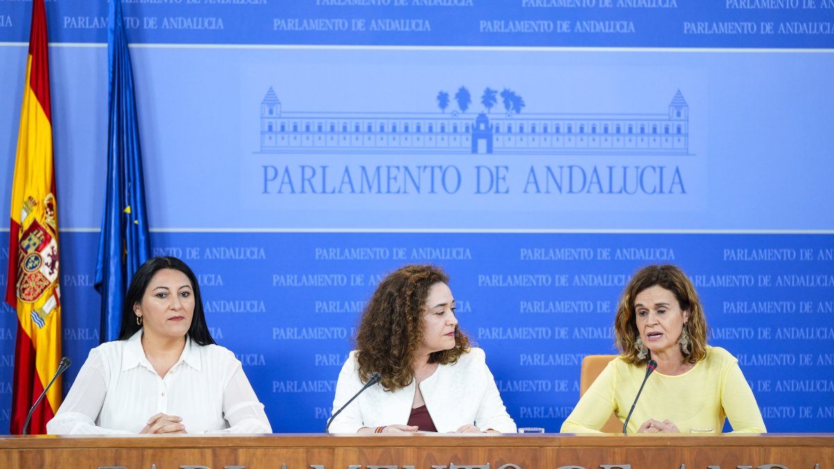 La portavoz de Por Andalucía, Inmaculada Nieto (IU) junto a la diputada Esperanza Gómez, (Sumar) y la diputada Alejandra Durán, (Podemos).