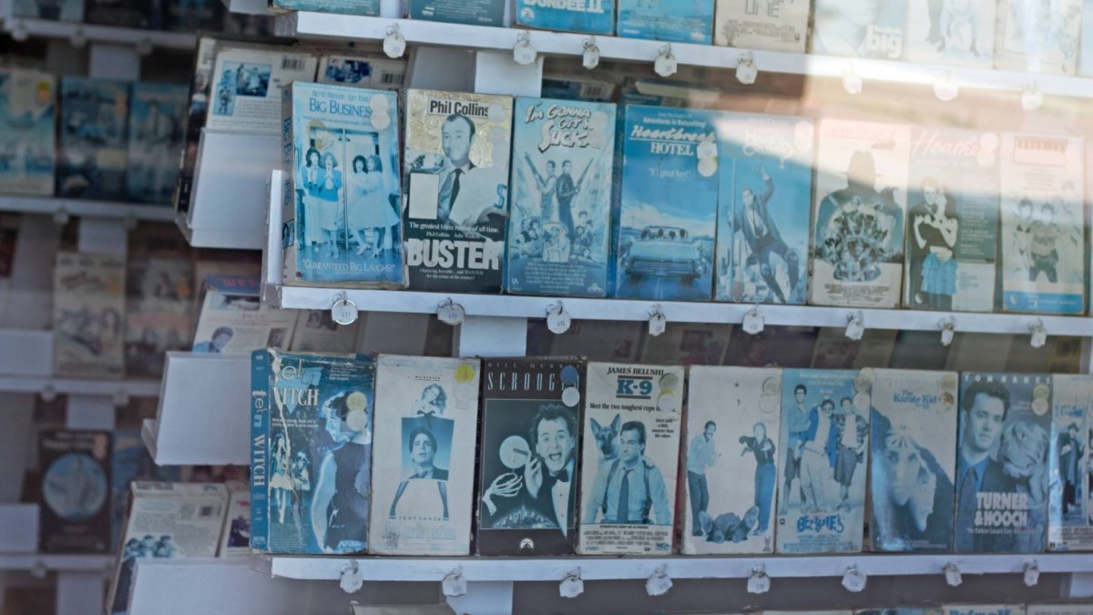 Las carátulas originales en VHS de los años 80 y 90 aún se exhiben en el Videoclub Arfe, el último superviviente del alquiler físico en Madrid.
