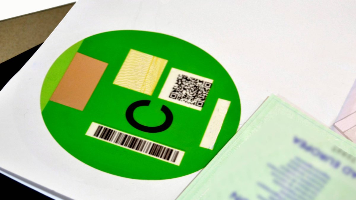 El impuesto de circulación en Madrid se calculará en 2026 en función del distintivo ambiental, como este de categoría C.