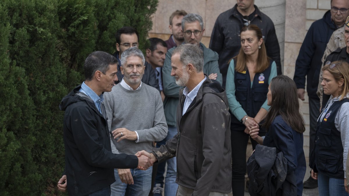 El Rey Felipe VI saluda al presidente del Gobierno, Pedro Sánchez, durante su visita al centro del 112, a 3 de noviembre de 2024, en Valencia, Comunidad Valenciana (España).
