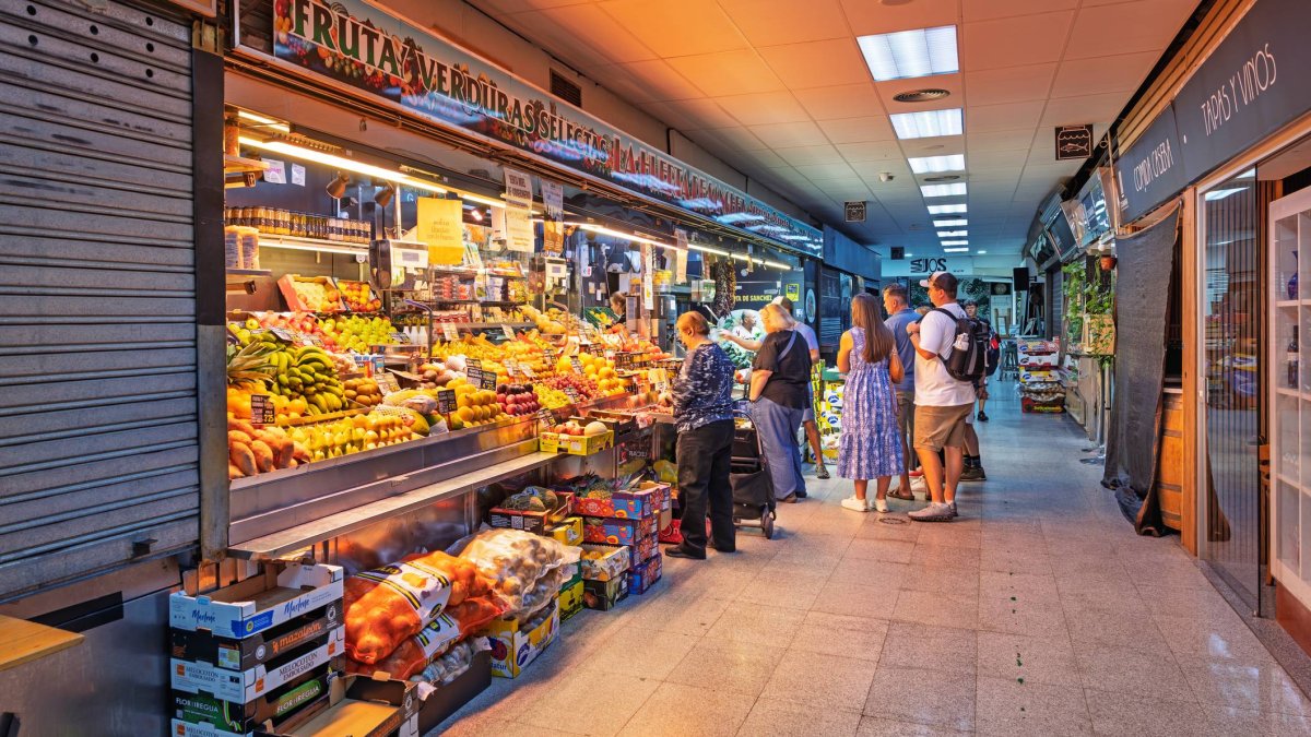 Frutas, voces y cercanía: así se vive el día a día en los pasillos del Mercado de Ventas, uno de los más auténticos de Madrid.