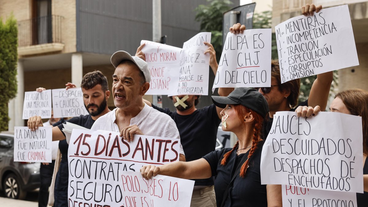 Juan en el juzgado de Catarroja protesta a la llegada del presidente de la CHJ, Miguel Polo, al que también responsabiliza de la tragedia