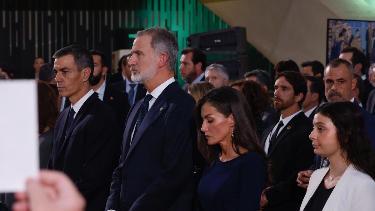 El presidente del Gobierno, Pedro Sánchez; y los reyes Felipe VI y Letizia, durante el funeral a las víctimas de la dana