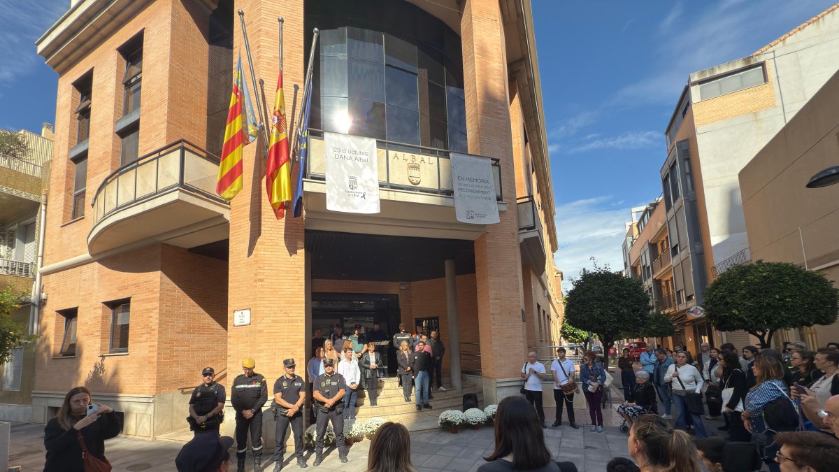 Minuto de silencio en el ayuntamiento de Albal