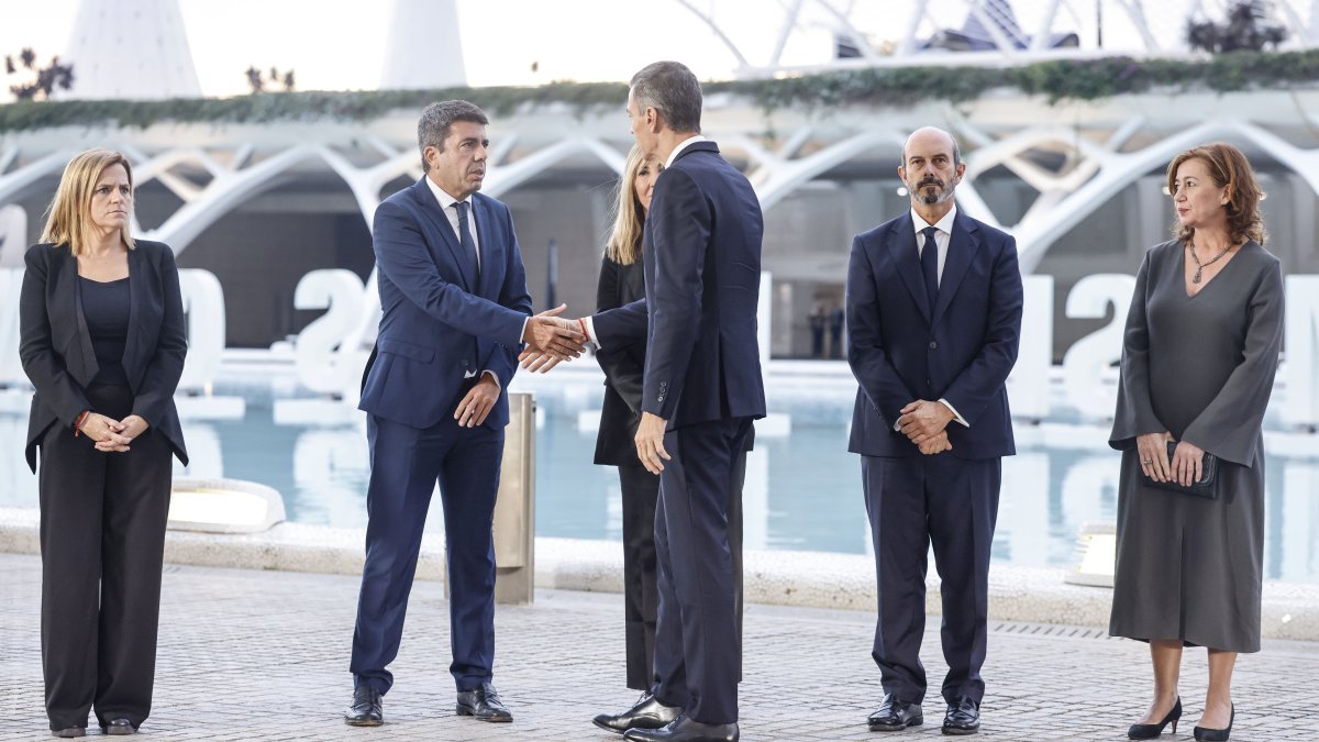 El presidente del Gobierno, Pedro Sánchez, saluda al presidente de la Generalitat valenciana, Carlos Mazón, a su llegada al homenaje a las víctimas de la dana. 