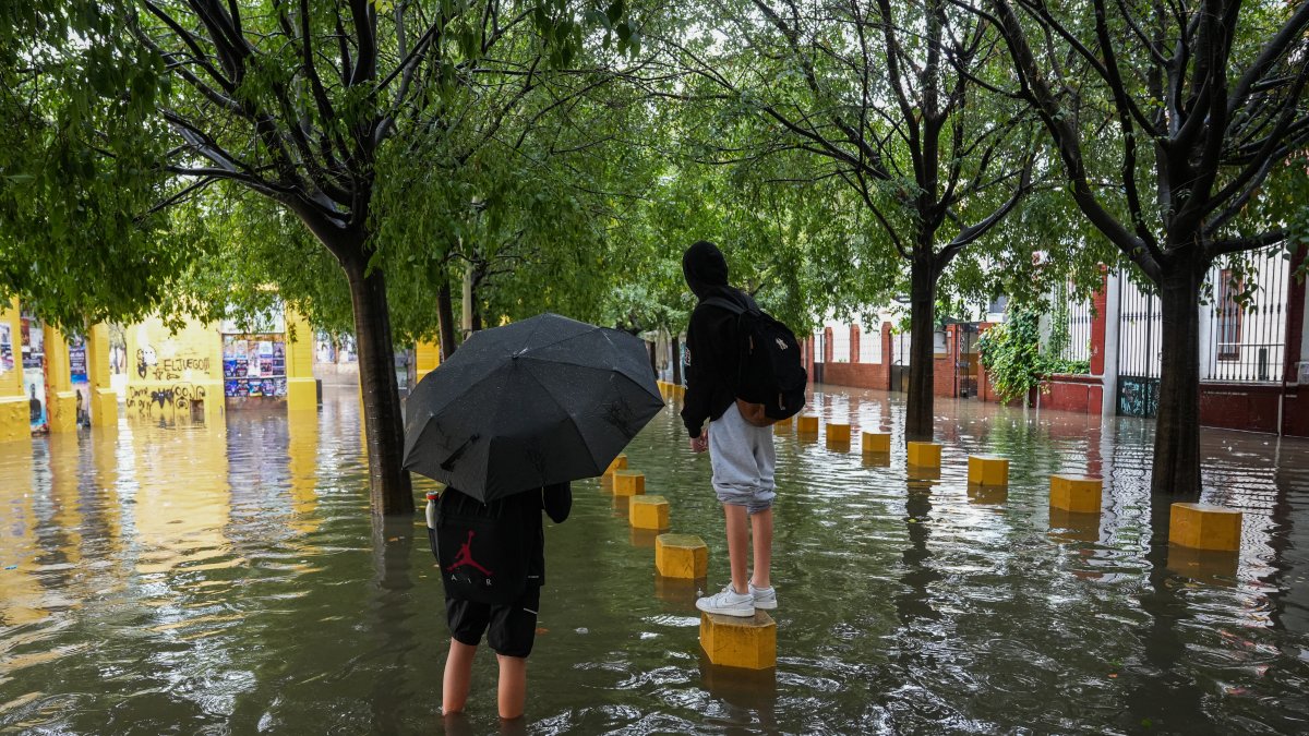 Calles anegadas de agua tras las lluvias torrenciales este pasado miércoles en Sevilla.