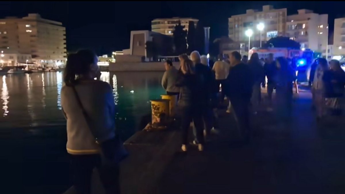 Momento en el que los bomberos intentan rescatar a la otra chica atrapada en el vehículo