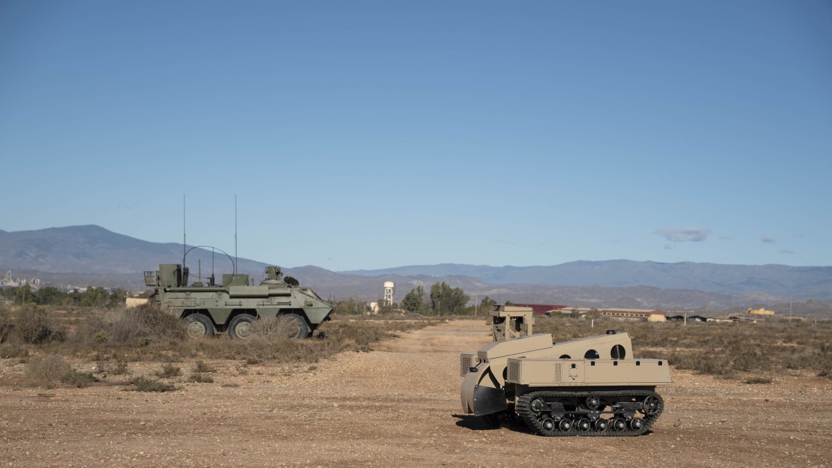 El Ejército de Tierra durante una maniobra en Viator, Almería.