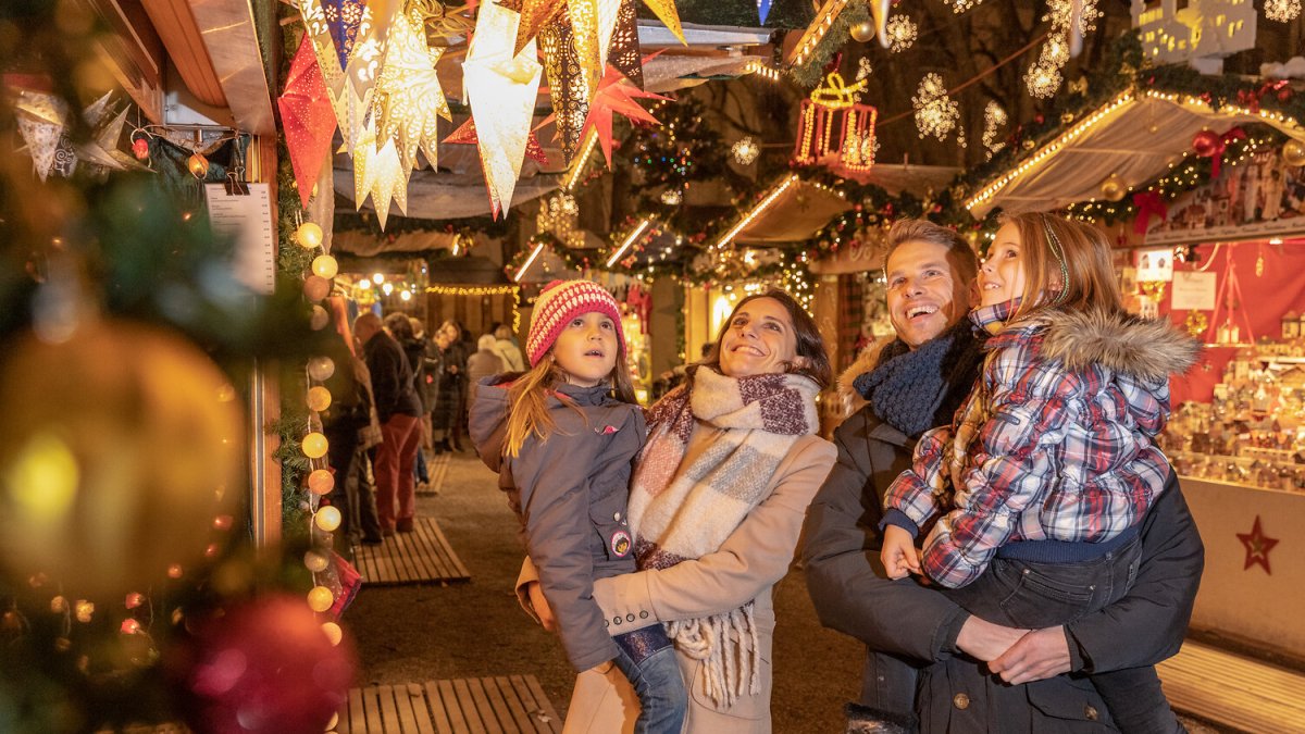 Luces, aromas y sonrisas: un paseo familiar por los mercadillos navideños de Suiza.