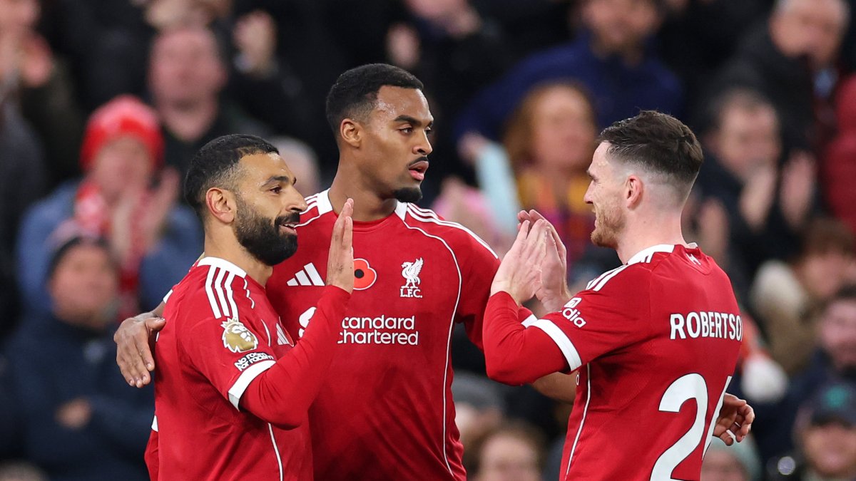 Jugadores del Liverpool celebran el primero de los goles en la victoria ante el Aston Villa