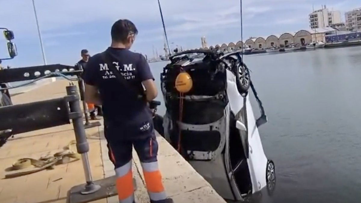 Coche siniestrado del accidente de Gandia mientras lo sacan del agua