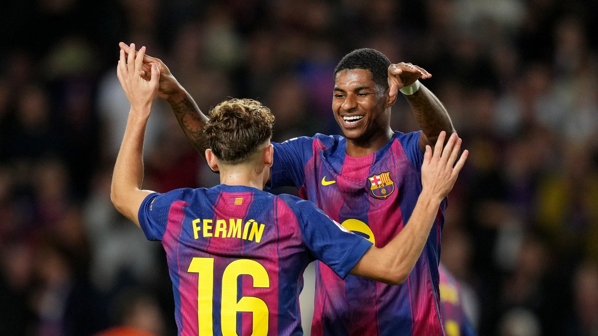Marcus Rashford y Fermin Lopez celebran el 3-1 ante el Elche