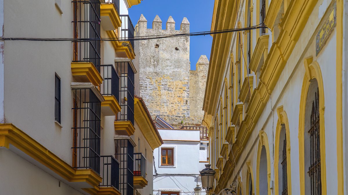 El castillo de Tarifa gobierna sus calles