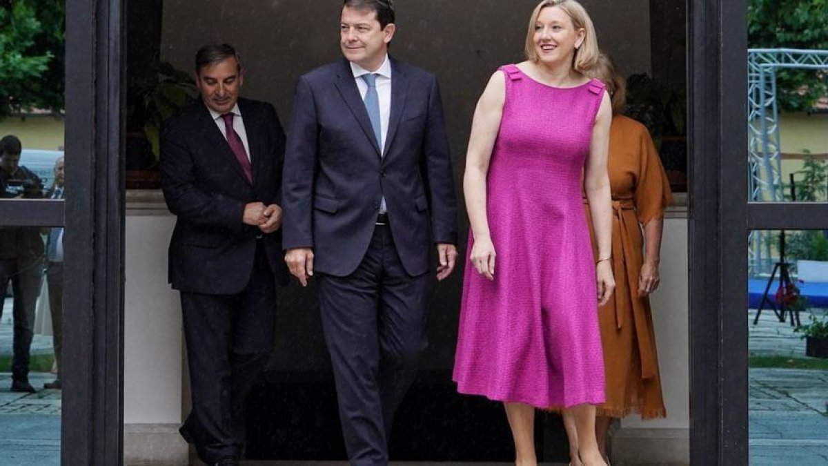 (Archivo) El Presidente de la Junta de CYL, Alfonso Fernández Mañueco y la consejera Isabel Blanco