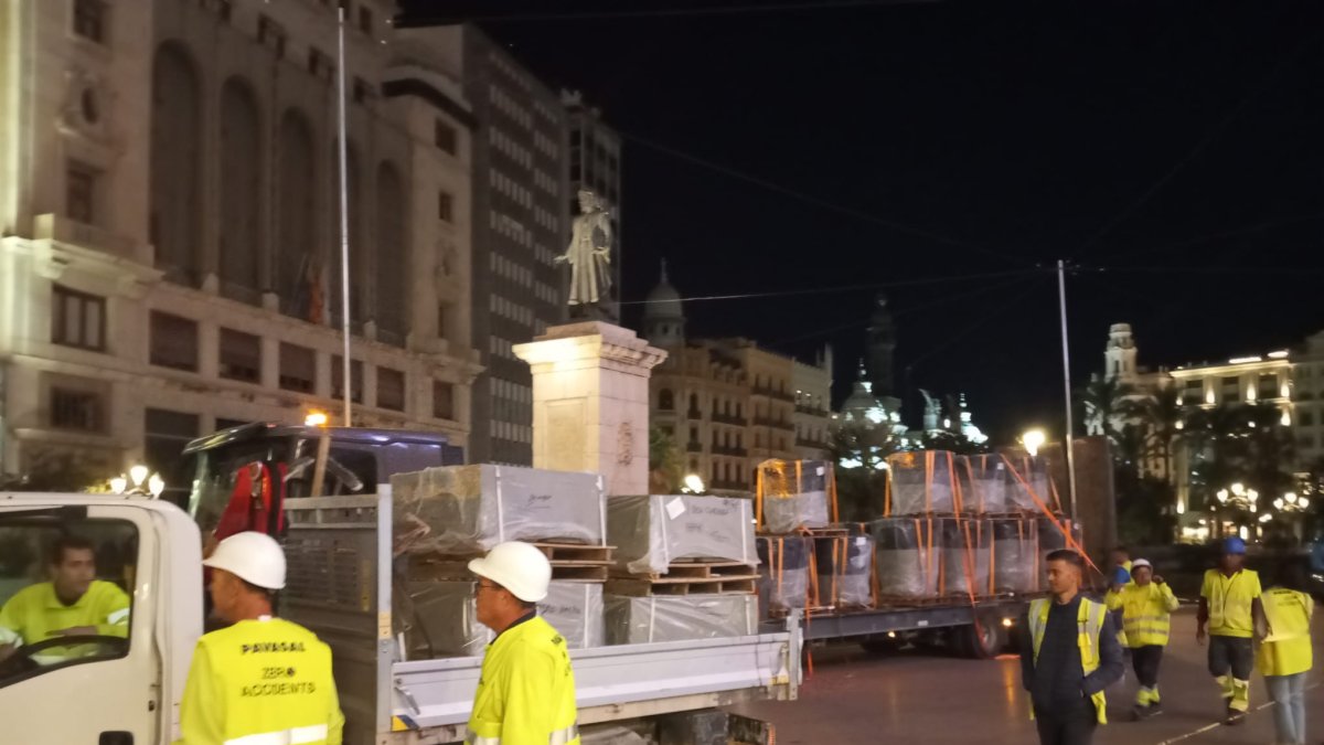 Llegada del nuevo mobiliario urbano a la plaza del ayuntamiento de Valencia