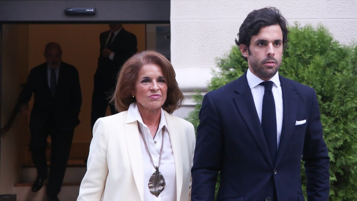 Alonso Aznar con su madre Ana Botella.