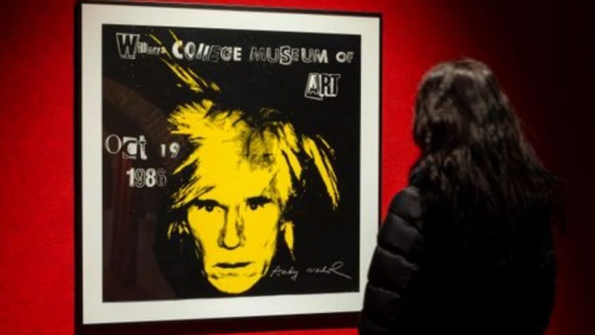 Autorretrato de Andy Warhol en una exposición en Madrid.