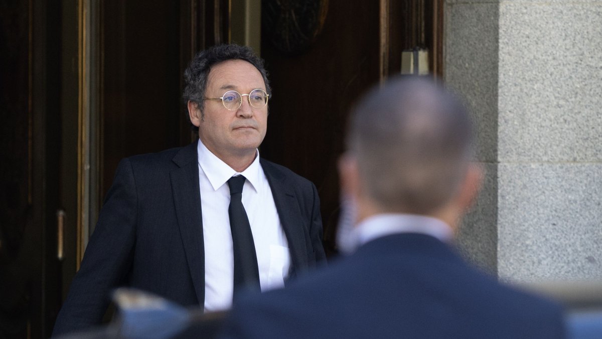 El fiscal general del Estado, Álvaro García Ortiz, sale del Tribunal Supremo tras declarar como imputado.