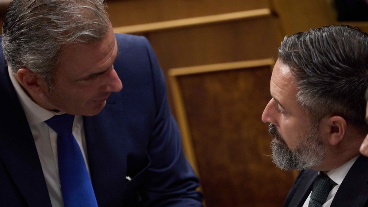 El ya exportavoz de Vox, Javier Ortega Smith, habla con el presidente de VOX, Santiago Abascal.