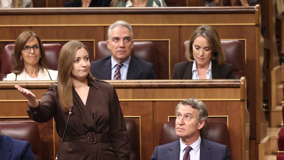 La portavoz del PP en el Congreso, Ester Muñoz, durante una sesión de control al Gobierno en el Congreso.