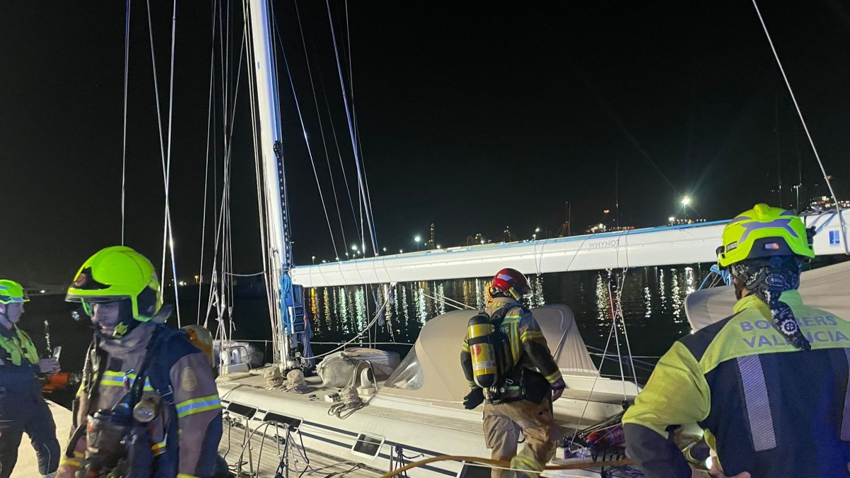 Efectivos de bomberos en un velero en Valencia