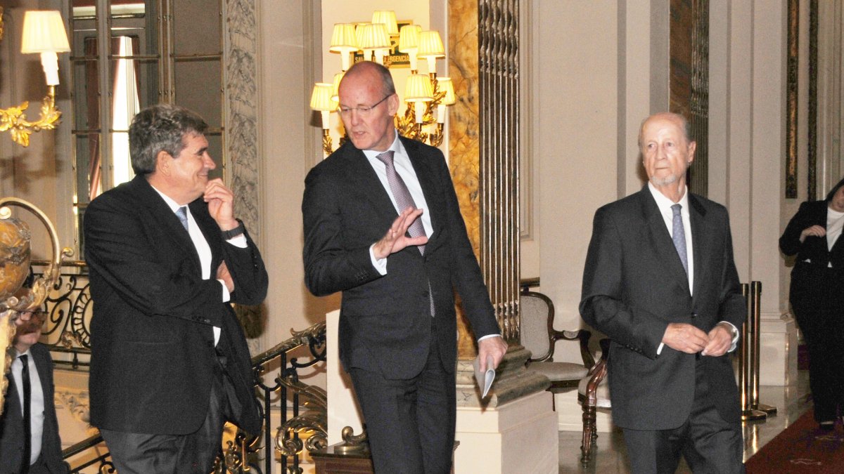José Luis Escrivá, Alex Kont y Enrique Prados entrando al evento organizado por la Asociación de Mercados Financieros.