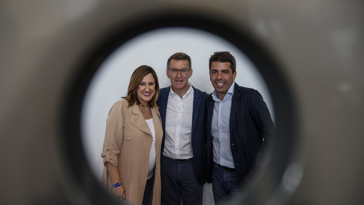 El líder del PP, Alberto Núñez Feijóo junto a la alcaldesa de Valencia, María José Catalá y el president de la Generalitat, Carlos Mazón en una imagen de archivo