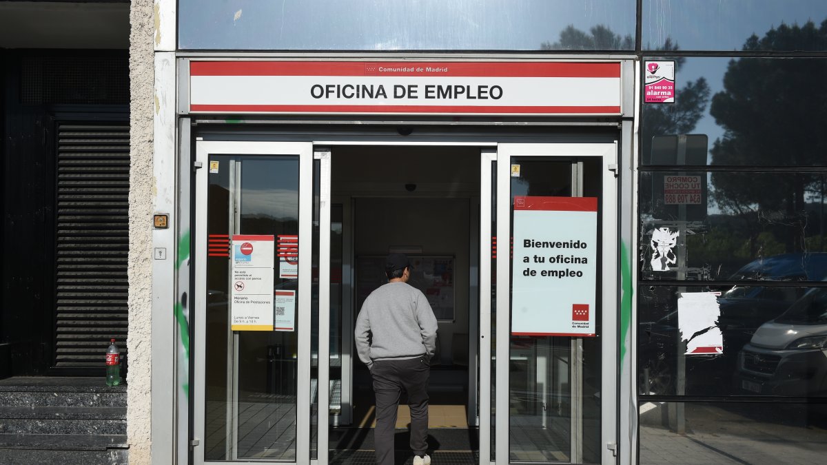 Un hombre entra a una oficina de empleo, a 6 de mayo de 2025, en Madrid (España). 
Gustavo Valiente / Europa Press
06 MAYO 2025