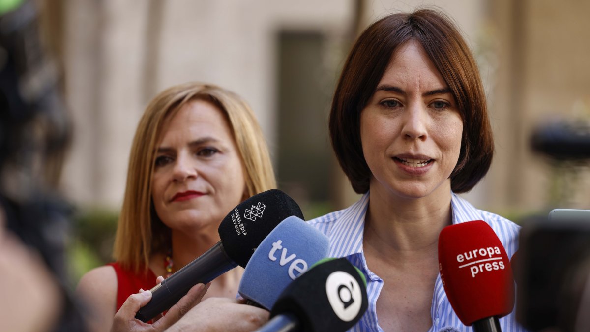 La delegada del Gobierno en la Comunidad Valenciana, Pilar Bernabé (i), y la secretaria general del PSPV-PSOE y ministra de Ciencia, Innovación y Universidades, Diana Morant