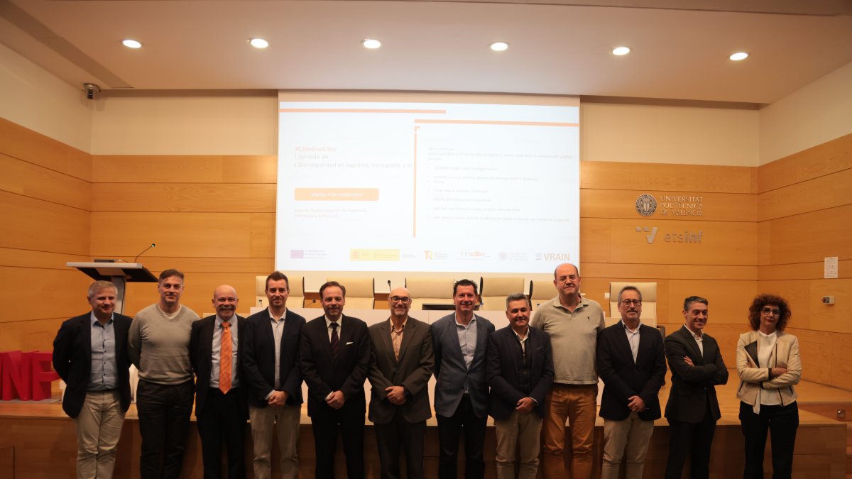 ponentes y participantes de la mesa de debate junto a Santiago Escobar