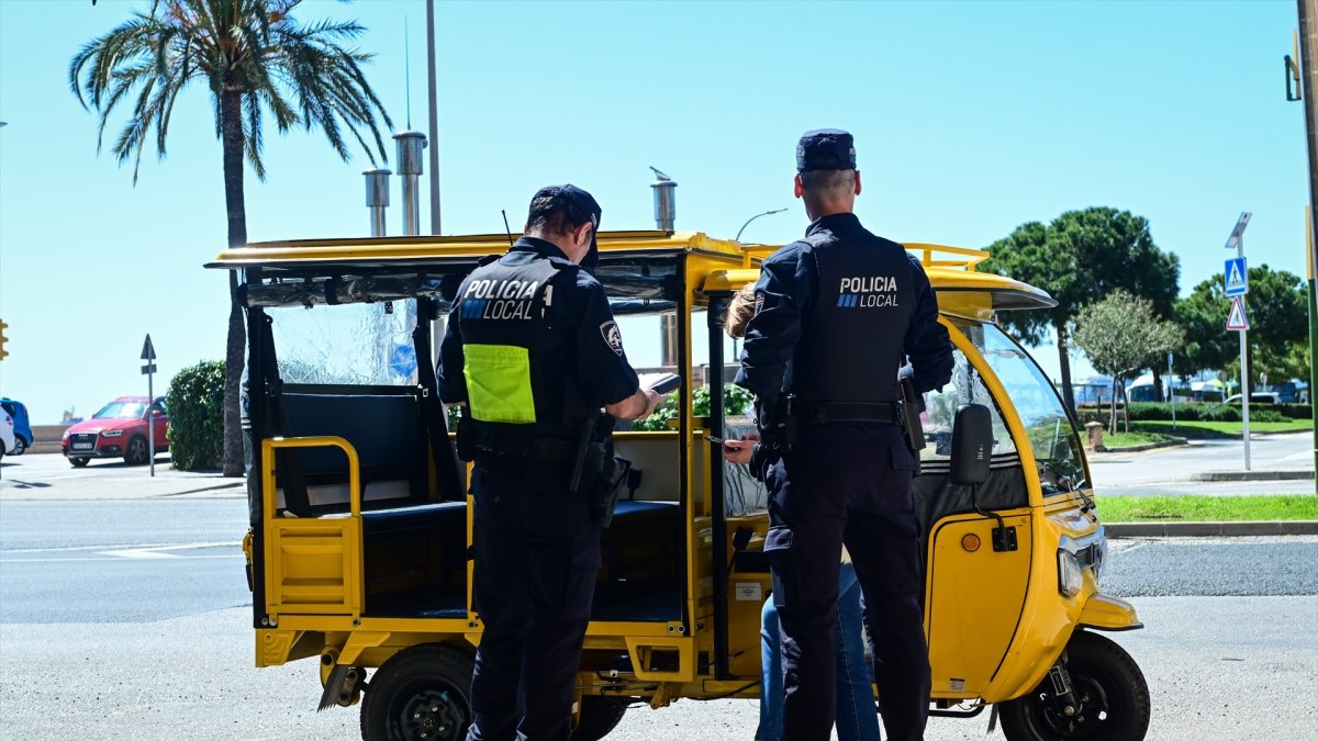 (Foto de ARCHIVO)
Dos policías locales de Palma frente a uno de los vehículos intervenidos.

REMITIDA / HANDOUT por AYUNTAMIENTO DE PALMA
Fotografía remitida a medios de comunicación exclusivamente para ilustrar la noticia a la que hace referencia la imagen, y citando la procedencia de la imagen en la firma
01/4/2025